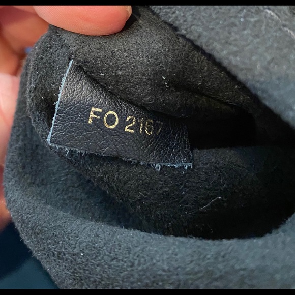 🔥RARE! Louis Vuitton Triangle Softy in Lambskin🔥 - Picture 16 of 16